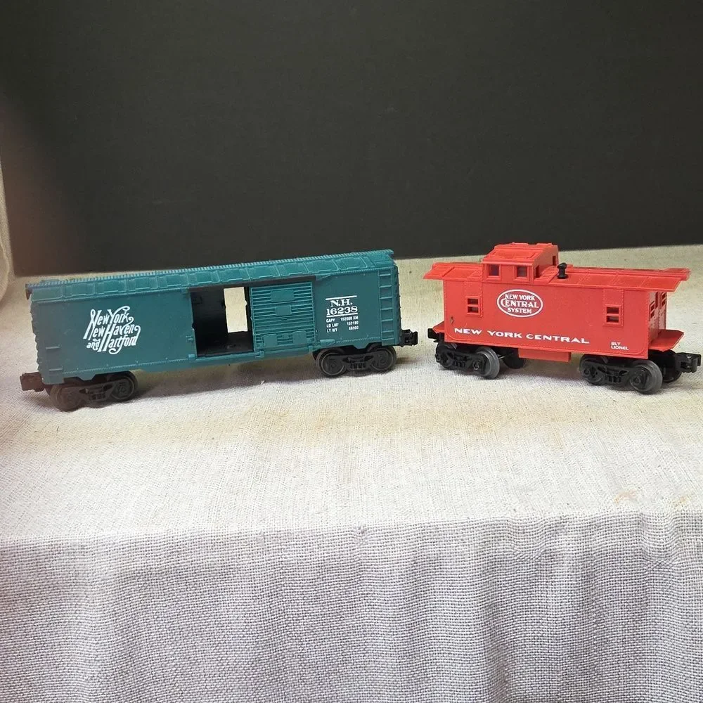 lot of 5 HO scale Train Cars, Tower, Buildings and more - Picture 2 of 12